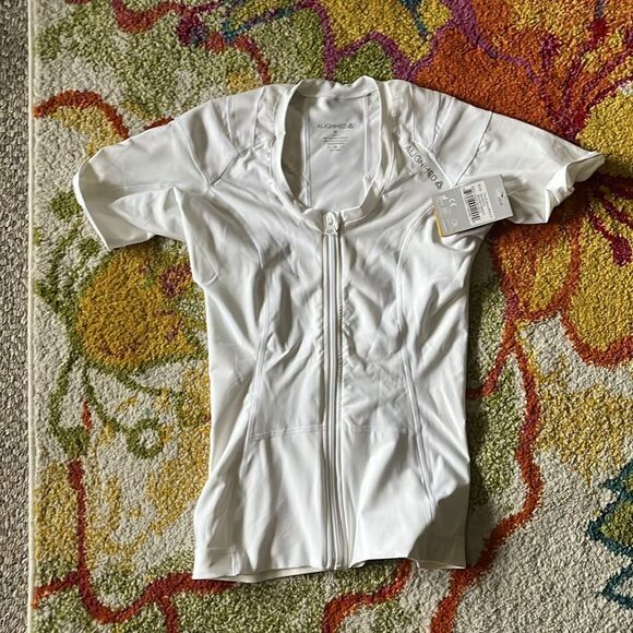 NWT ALIGNMED WHITE ZIPPER SHORT SLEEVE WOMENS MEDIUM - Picture 5 of 10
